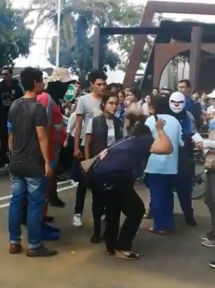 La señora golpeó el suelo con la correa. FOTO PANTALLAZO DE VIDEO.