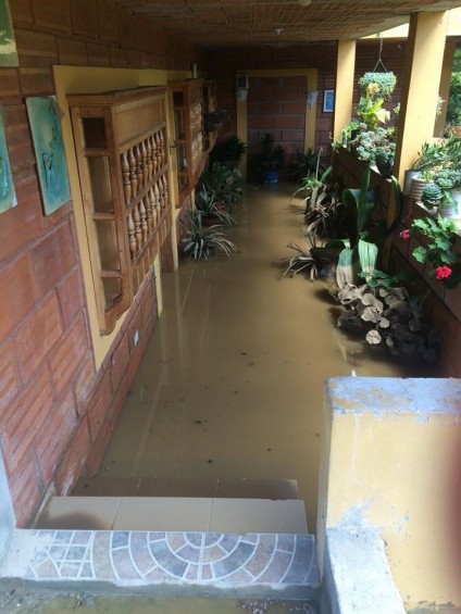 En la vereda Santa Bárbara el nivel del agua llegó a un metro. En esta vivienda el lodo daño casi todos los enseres.