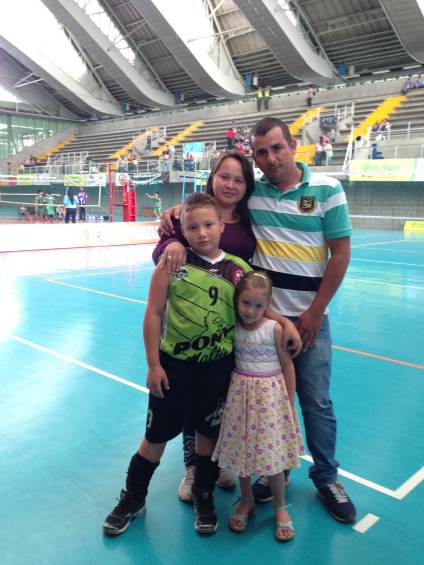 La familia Nieto Lizarazo llega desde Saravena, Arauca, para acompañar a Jairo en el torneo de Ponyvoleibol.