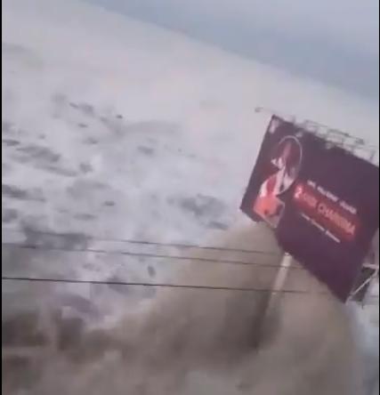 Tsunami en Palu, Indonesia tras terremoto. FOTO TOMADA DE VIDEO.