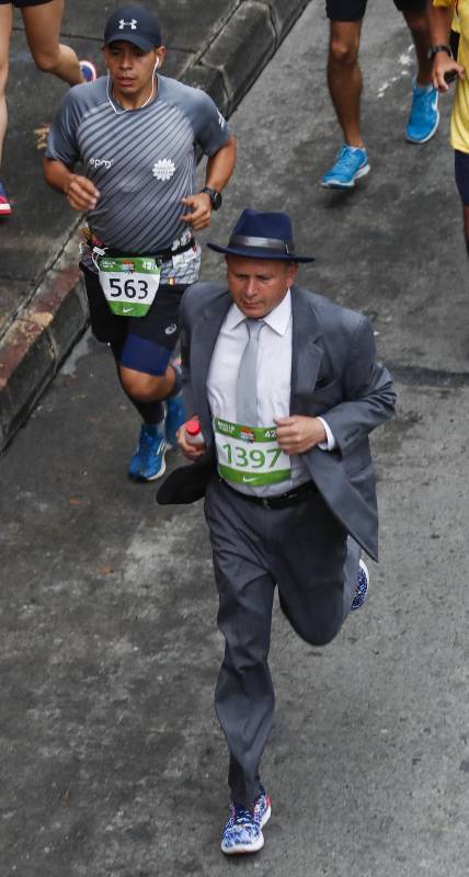 Personajes curiosos, como este hombre que corre de traje, se robaron la atención en la carrera atlética. FOTO ROBINSON SÁENZ