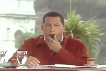 Hugo Chávez fue motivo de varios memes. FOTO @Roxkleis