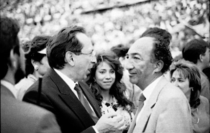 El alcalde de Medellín de la época, Juan Gómez Martínez, felicitando a Jairo Grisales, uno de los auxiliares. 