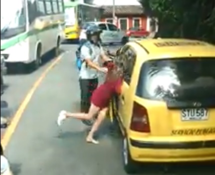 Taxista agrede mujer en Medellín. FOTO CAPTURA DEL VIDEO