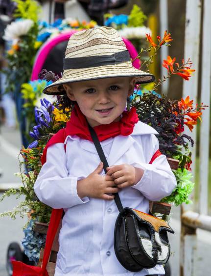 Durante la fiesta más importante de Medellín, que arranca hoy y va hasta el 12 de agosto, oirá palabras como silleta y tablado, muy conocidas, y otras no tanto, propias del parlache. Para que no se enrede, conozca su significado. Así entenderá si lo invitan a “parchar” en una fonda. FOTO Jaime Pérez