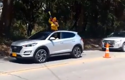 Algunos de los simpatizantes portaban símbolos patrios, mientras los conductores pitaban en señal de respaldo a Álvaro Uribe. FOTO: TOMADA DE VIDEO.