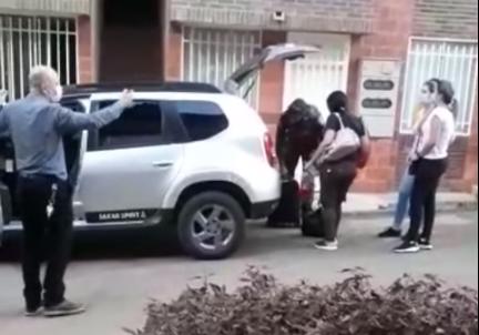 Momento en el que el gerente del hospital Carlos Arroyave acompaña la salida de tres auxiliares de enfermería de barrio Altos de San Marcos en Andes. FOTO CORTESÍA GUARDIANES DE ANTIOQUIA