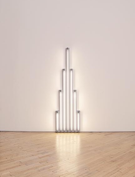 Monumento 1 para V. Tatlin, 1964, del artista norteamericano Dan Flavin. Técnica: luz fluorescente y lámparas de metal, 243.8 x 71.1 x 12.7 cm. Foto: Billy Jim, Nueva York. Cortesía: Dia Art Foundation