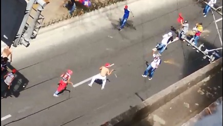 Las peleas se presentaron dentro y fuera del estadio. FOTO: Tomada de video