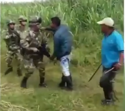 Indígenas amenazaron con machetes a militares en zona rural de Corinto (Cauca). Ejército demandará a agresores. FOTO CORTESÍA