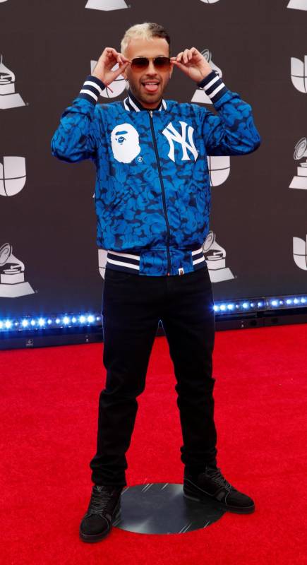 El artista urbano Feid en la alfombra roja de los Grammy Latinos. Foto: NINA PROMMER - EFE