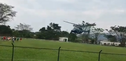 El helicóptero aterrizó en una cancha de fútbol del municipio. Foto Captura de video