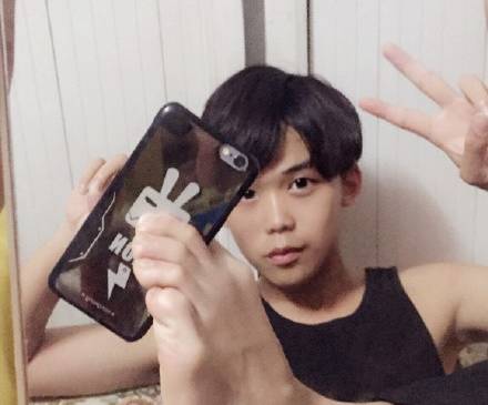 Para tomarse este tipo de fotos, el usuario hace uso del temporizador de su smartphone. FOTOS Weibo