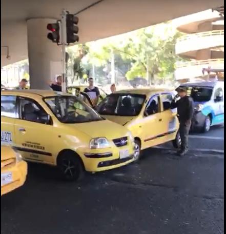 El choque en Punto Cero no dejó heridos, pero, según autoridades, uno de los conductores estaba en aparente estado de embriaguez. Foto: cortesía Guardianes Antioquia, tomada de video