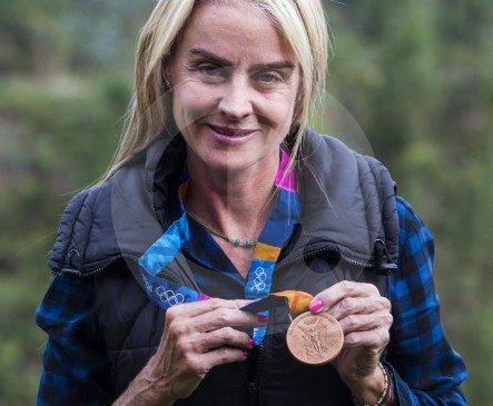 Esta es la María Luisa actual, con la medalla que recuperó, algo inédito en la historia olímpica. FOTO Jaime Pérez