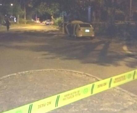 Escena del crimen en el barrio Carlos E. Restrepo, donde dos cadáveres fueron dejados en un taxi robado. FOTO: cortesía.