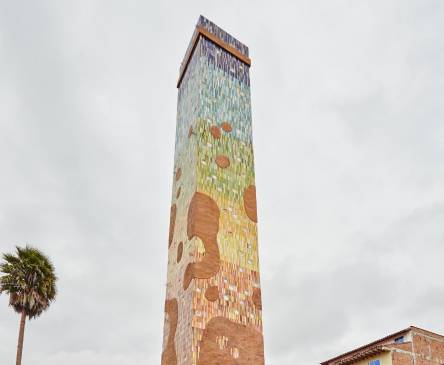 La torre bicentenaria, una réplica de una chimenea de un taller ancestral de cerámica de El Carmen de Viboral. FOTO Cortesía