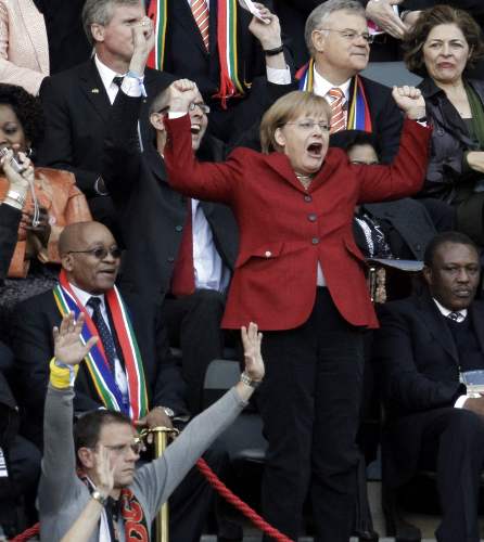 AP - La canciller alemana Angela Merkel, rompió todo el protocolo al no aguantar la emoción por lo goles de su seleccionado y celebró como cualquier hincha cada uno de los tantos.