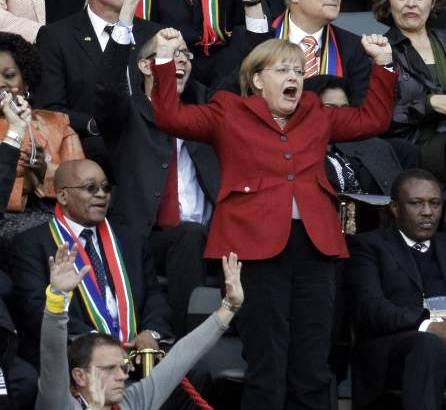 AP - La canciller alemana Angela Merkel, rompió todo el protocolo al no aguantar la emoción por lo goles de su seleccionado y celebró como cualquier hincha cada uno de los tantos.