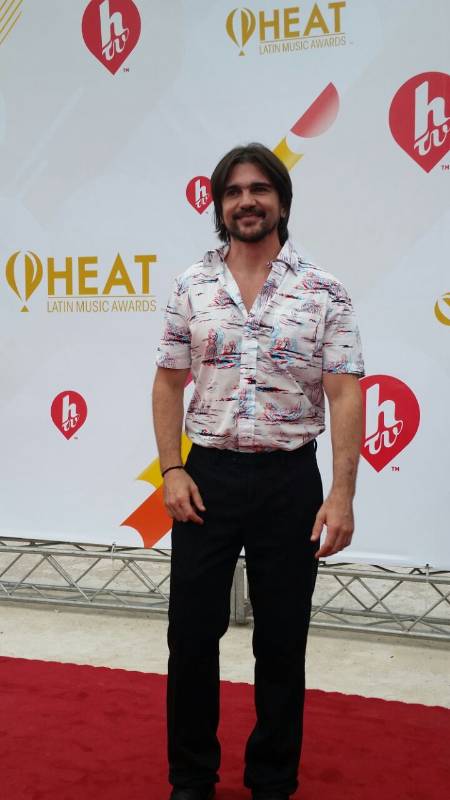 Juanes llegó con una camisa tridimensional que había que observar con gafas 3D. FOTO Jaime Arango Duque