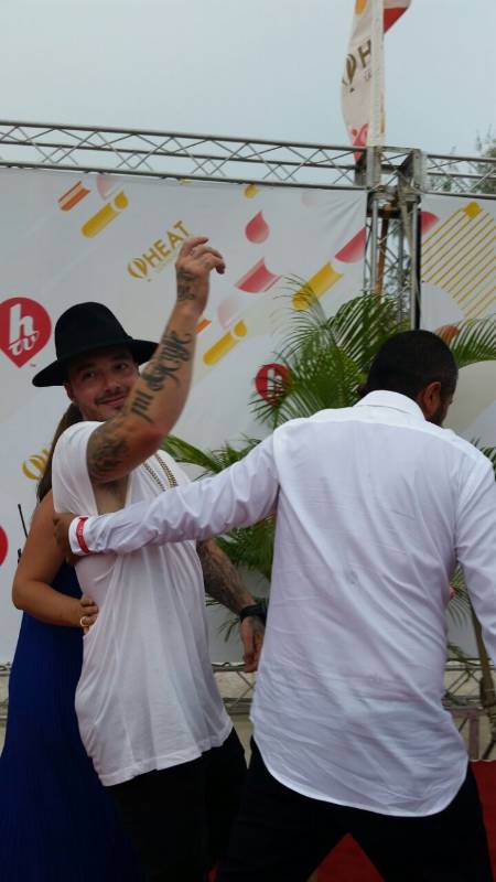 J Balvin pasó muy rápido por la alfombra roja, ni alcanzó a posar para los fotógrafos. FOTO Jaime Arango Duque