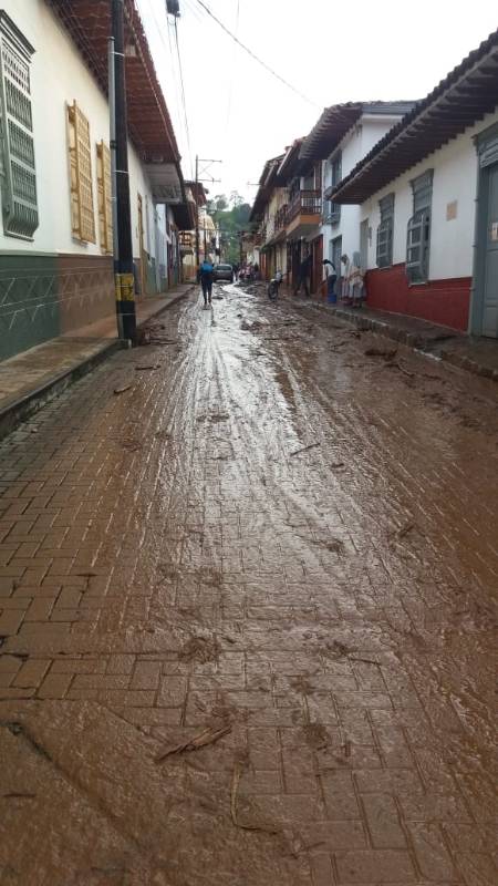 El Puesto de Mando Unificado reportó oficialmente: 17 sectores afectados, 12 evacuados, 1.000 personas evacuadas, 7 viviendas afectadas, 2 personas heridas (1 menor de edad y 1 señora adulta mayor). FOTO Jonathan Echeverry
