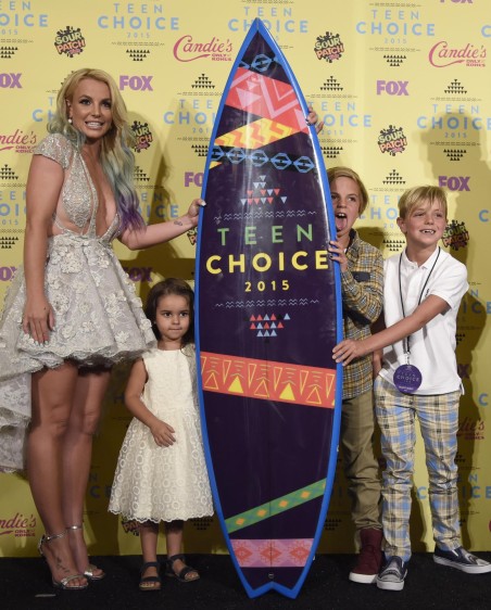 Britney acudió al evento acompañada de su sobrina Lexi y sus dos hijos, Jayden James y Sean Preston. FOTOS AP