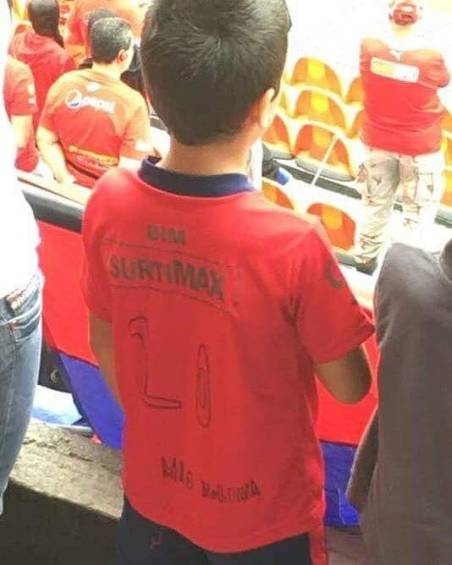 Este es el niño del DIM que viene causando furor en las redes. Mao Molina también quiere su camisa. Foto: Cortesía Jhon Jairo Isaza