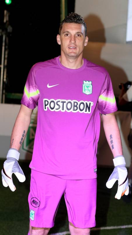 La nueva ropa tiene un verde fluorescente en diversas zonas que busca dar luminosidad que hará brillar al equipo por las canchas donde juegue. Foto Donaldo Zuluaga.