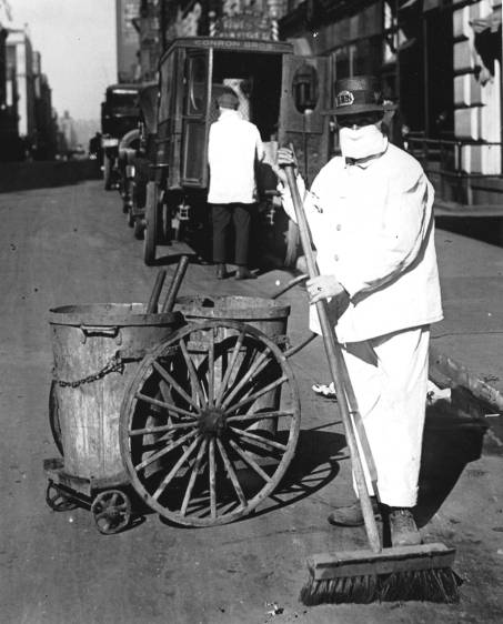 Un barrendero en Nueva York en 1918 usando su tapabocas. FOTO Getty