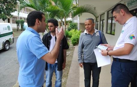 El ciudadano de Arabia Saudita, de camisa negra, recibió un nuevo pasaporte y fue enviado de nuevo a su país. FOTO Cortesía Migración Colombia