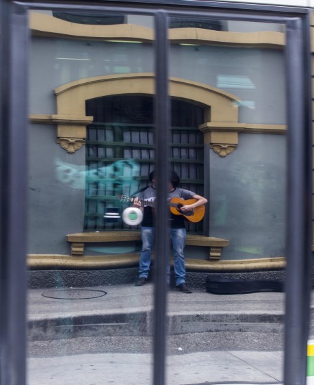 Sus ventanas cuentan a diario la cotidianidad que viven los transeúntes no solo del centro de la ciudad si no de sus barrios por donde atraviesa. Foto: Julio César Herrera 