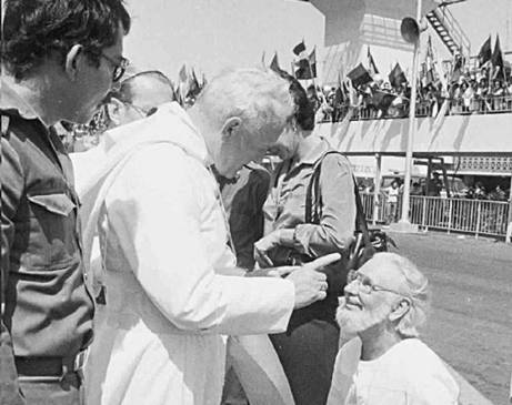 Ernesto Cardenal se arrodilla frente al Papa Juan Pablo II en el aeropuerto de Managua en 1983. FOTO: REUTERS