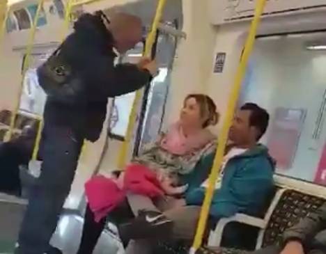 El incidente quedó registrado en video de un pasajero del metro. FOTO Tomada del video de Twitter de @miqdaad