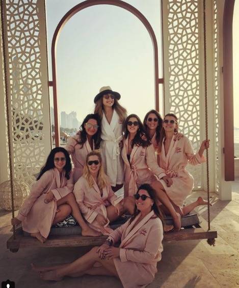 Durante su estadía en Dubai el grupo de amigas subió una foto en redes sociales. En el centro, de blanco, aparece Mina Basaran, quien se casaría. Foto tomada de Instagram / Minabasaran 