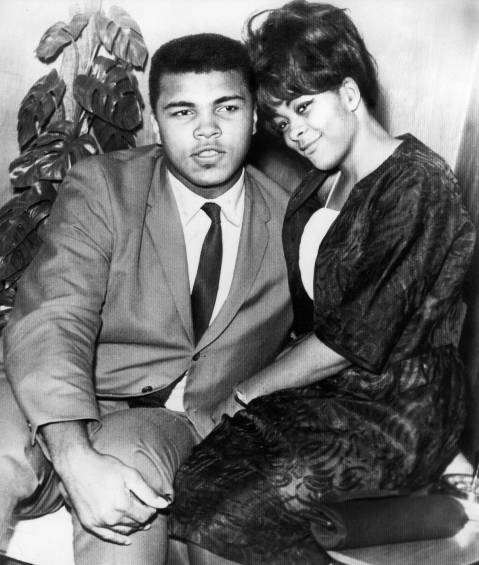 1964. Cassius Clay en un show nocturno con su primera esposa, Sonji. Foto AP