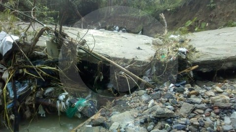 La caída de los gaviones dejaron inservible un puente en Altavista. FOTO CORTESÍA