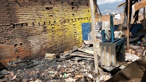 El local incendiado quedó con fallas estructurales y se perdió toda la mercancía. FOTO SANTIAGO OLIVARES TOBÓN