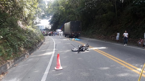 En el lugar fallecieron los dos ocupantes de la moto. FOTO: CORTESÍA.