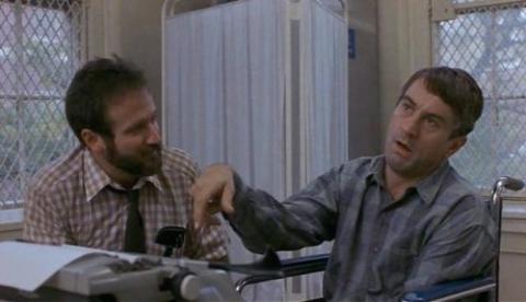 Despertares (1990). En esta película interpretó a un psicólogo que trabaja con pacientes de encefalitis letárgica. No se distancia de ellos, sino que se hace uno más y encontró la droga y les cambió la vida. Está basada en una historia real. Foto: Cortesía Robinwilliamscomm.weebly.com
