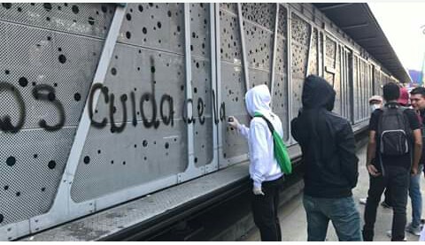 El Metro informó que las paradas U. de A., Minorista y Chagualo, de la línea 1 de metroplús, sufrieron afectación con pinturas en su infraestructura física tras el paso de algunos manifestantes en la mañana. FOTO: CORTESÍA GUARDIANES ANTIOQUIA