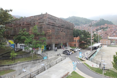 En la comuna 13 ya disfrutan de la UVA Huellas de Vida, un nuevo espacio de integración comunitaria en al zona. FOTO CORTESÍA ÁREA METROPOLITANA