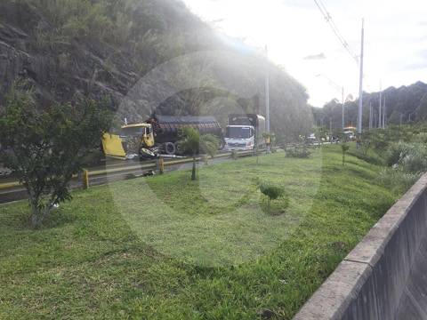 Por el momento, debido al incidente, la calzada de descenso está cerrada. FOTO CORTESÍA GUARDIANES DE ANTIOQUIA