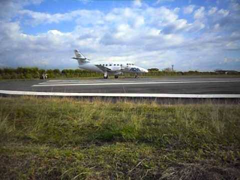 La pista de asfalto del aeropuerto Juan H. White tiene 1.156 metros, una pista pequeña que no permite la llegada de grandes aeronaves a esta terminal aérea en Caucasia. FOTO alcaldía de caucasia