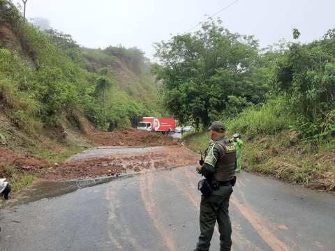 En la vía Bolombolo-Concordia se presentó un deslizamiento que afectó la movilidad, pero ya fue solucionado. FOTO CORTESÍA PERIÓDICO DEL SUROESTE