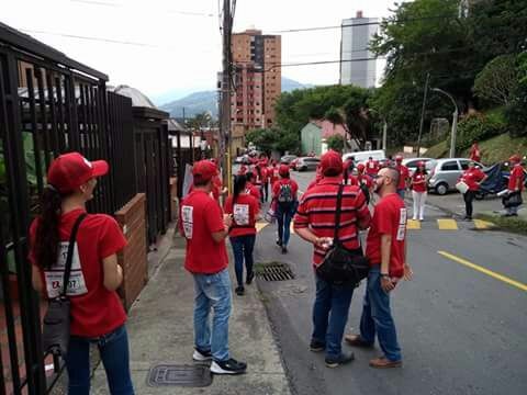 Varios contratistas de La Estrella acompañando las masivas tomas a los barrios haciendo pedagogía electoral.
