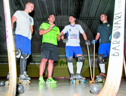 Sergio Vásquez, de camisa verde, es el joven técnico campeón con Antioquia en el Nacional de hockey sp. FOTO Jaime Pérez