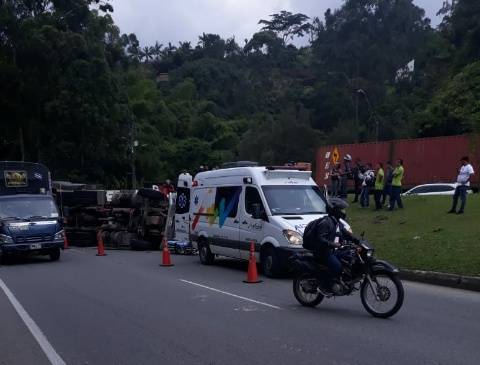 Caos en la variante de Caldas por volcamiento de vehículo de carga