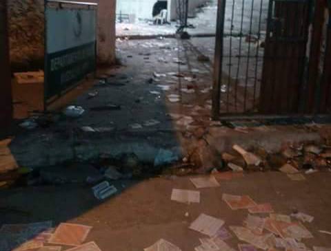Así quedó el material electoral en la Institución Educativa del corregimiento La Sierra, luego de las protestas de los seguidores de uno de los candidatos. FOTO Cortesía