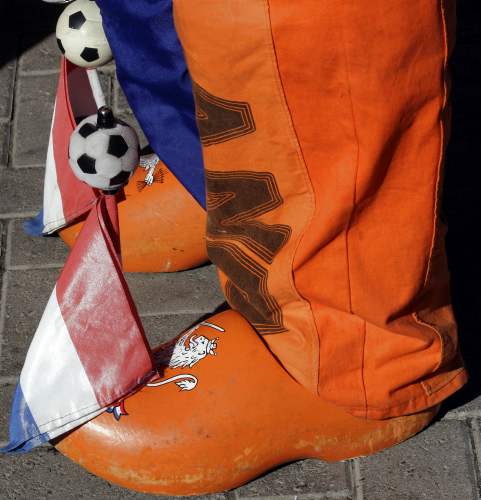 ap - Con llamativas pintas y zapatos únicos, los holandeses esperan apoyar a sus jugadores para soñar con su primer mundial.